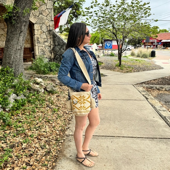 Authentic Wayuu Mochila Bag, Beige/Gold Flower Design - Picture 5 of 16